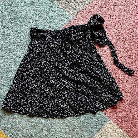 Brandy Melville Dresses & Skirts - Brandy Melville flower skirt